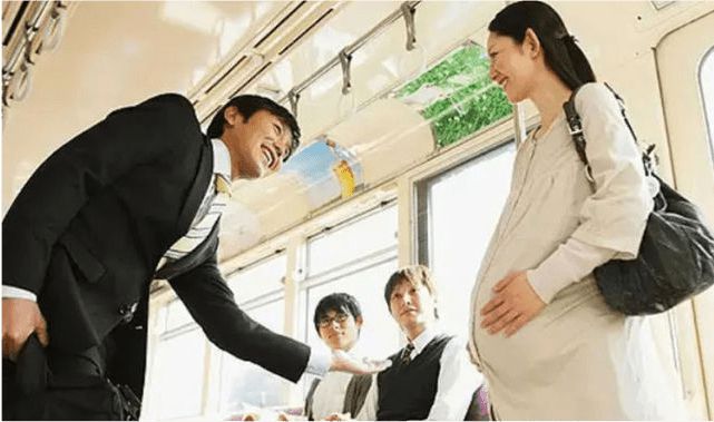 孕妇乘地铁无人让座最后还是一位大爷让座了网友评论却不友好