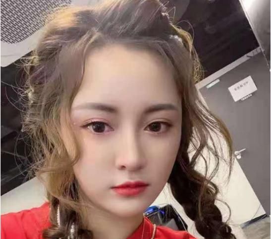 王者荣耀主播辣辣不仅有着超强的技术并且颜值高身材完美
