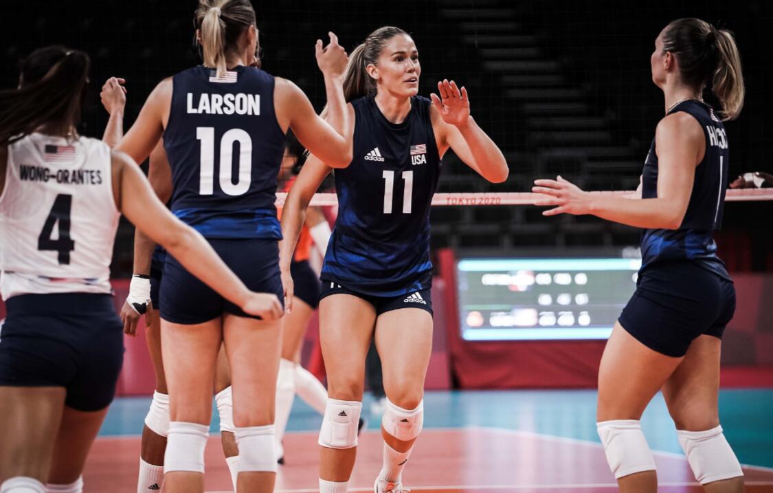 美国女排3-0横扫晋级四强!双核伤停仍显轻松,世界第一太狠辣