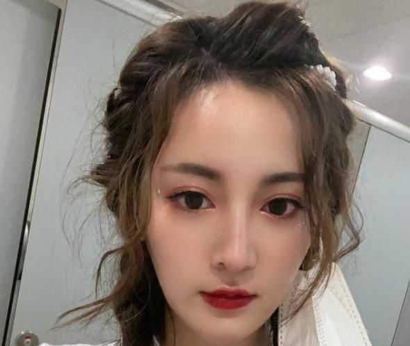 王者荣耀主播辣辣不仅有着超强的技术并且颜值高身材完美