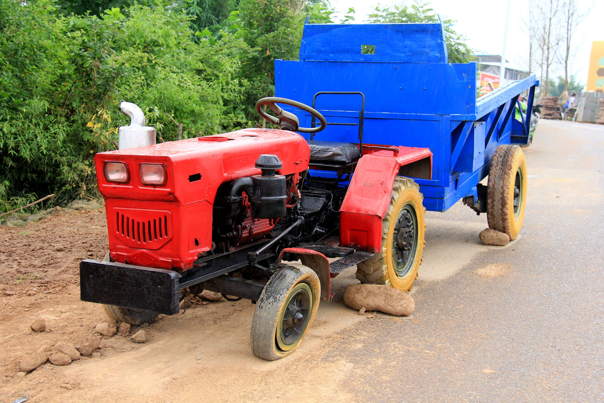 图为小型拖拉机当然,良好的操作的确可以让单缸柴油机动力的拖拉机以
