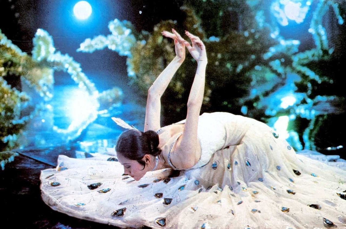 62岁杨丽萍晒近况在村子里和乡民跳舞穿着朴素难掩老态