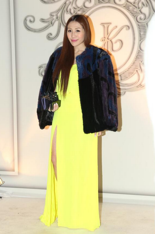 何超盈真任性!穿吊带裙配华丽珠宝真贵气,可惜妆容拖了后腿__财经头条