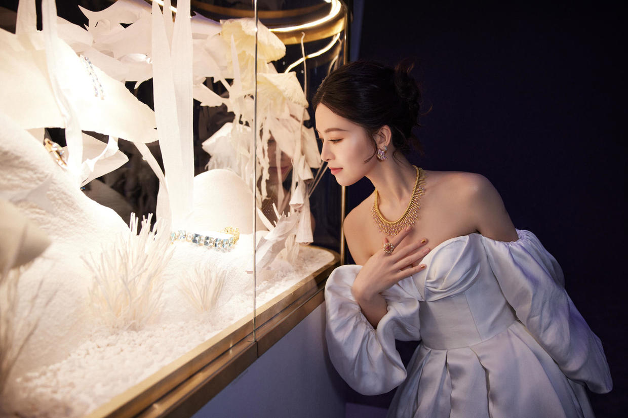 文咏珊又火了穿白色泡泡袖抹胸裙高贵精致时髦优雅