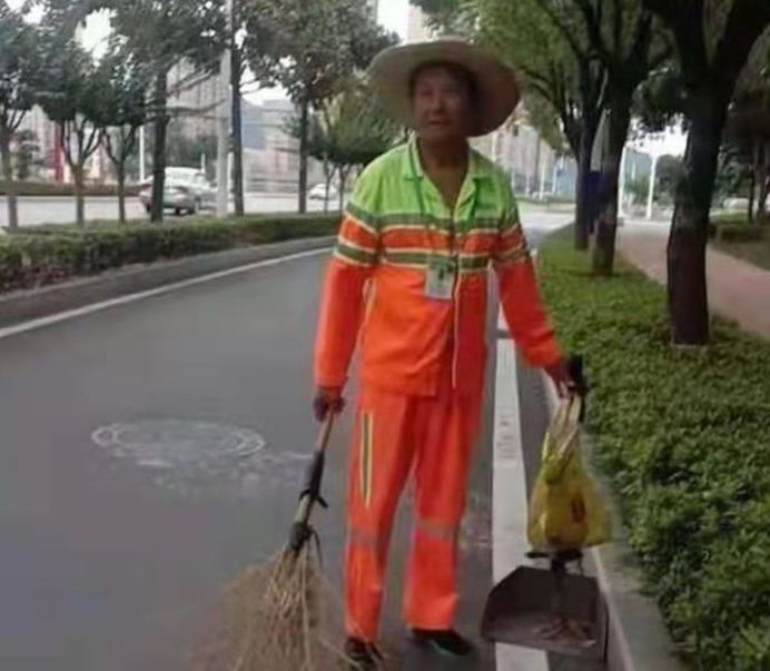 环卫工老人营救落水女孩,女孩生还老人不幸身亡,家属拒收感谢金休闲区蓝鸢梦想 - Www.slyday.coM