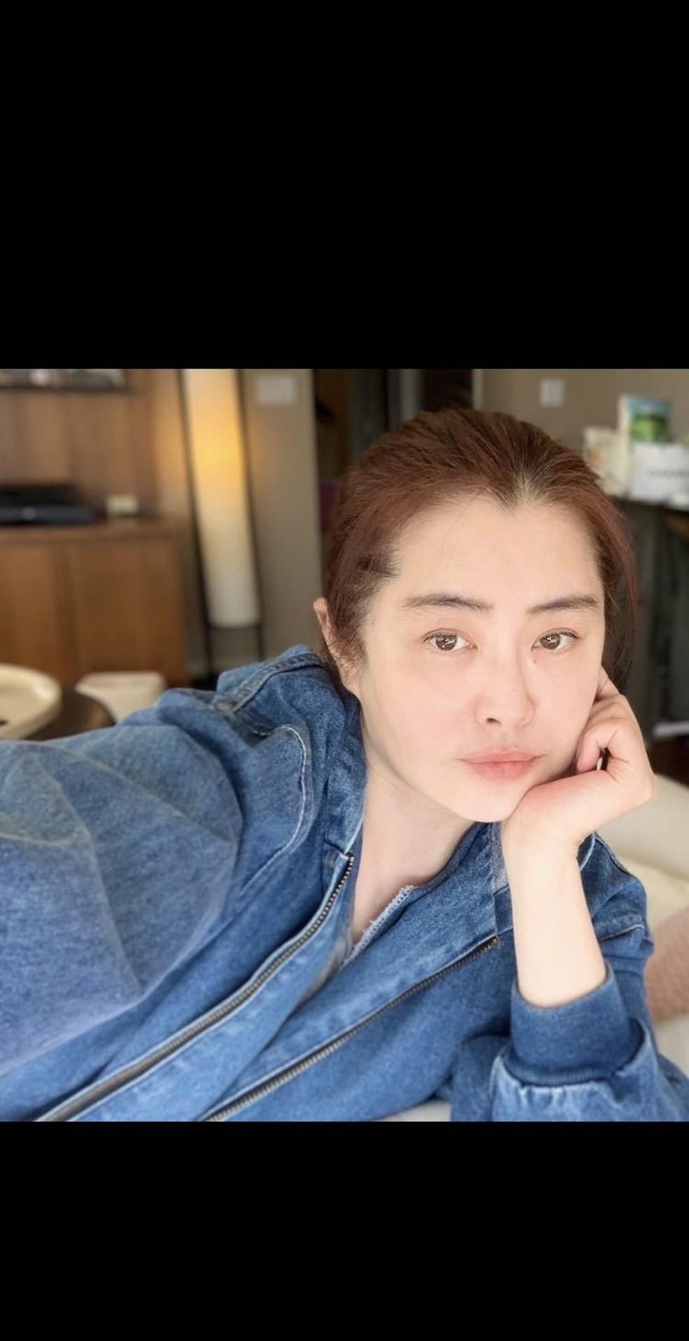 54岁王祖贤连晒多张素颜相,气质依旧,发量意外引网友关注