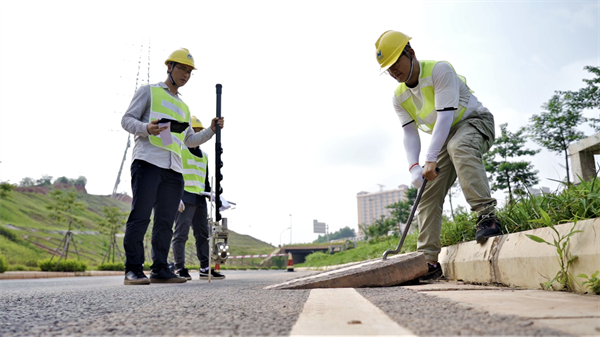 高温下的坚守者头顶烈日脚踏热土保障城市地下血脉畅通的勘测人