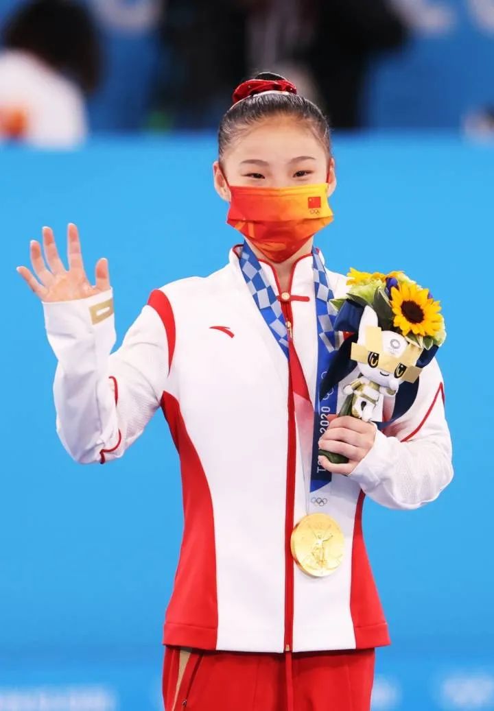 放大看浙江16岁姑娘管晨辰夺冠膝盖上写了4个字