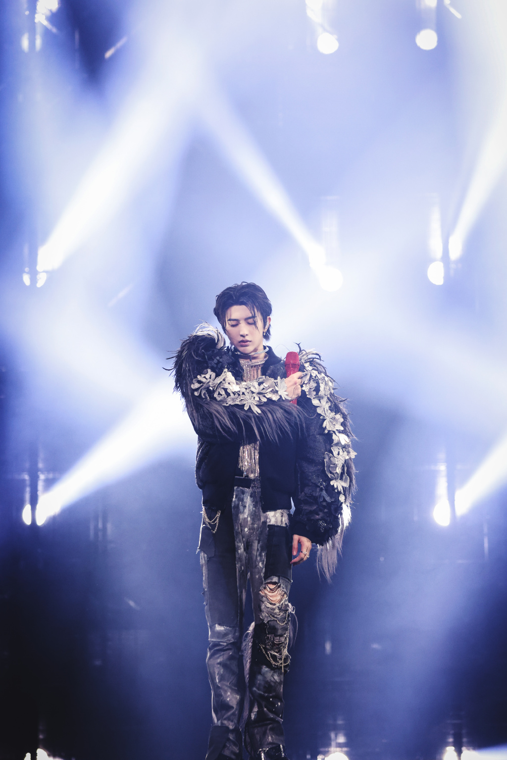 蔡徐坤“迷”2021巡回演唱会后续场次延期举行_新浪新闻