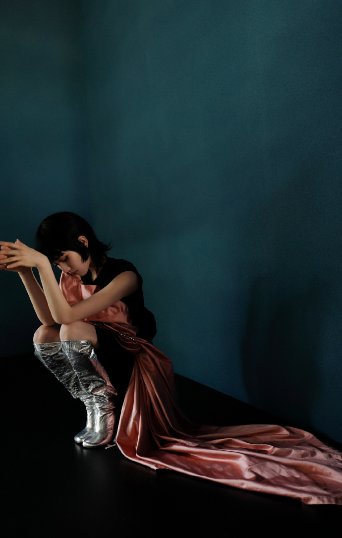 刘诗诗挑战齐刘海鲻鱼头造型 摩登飒爽眼神超a