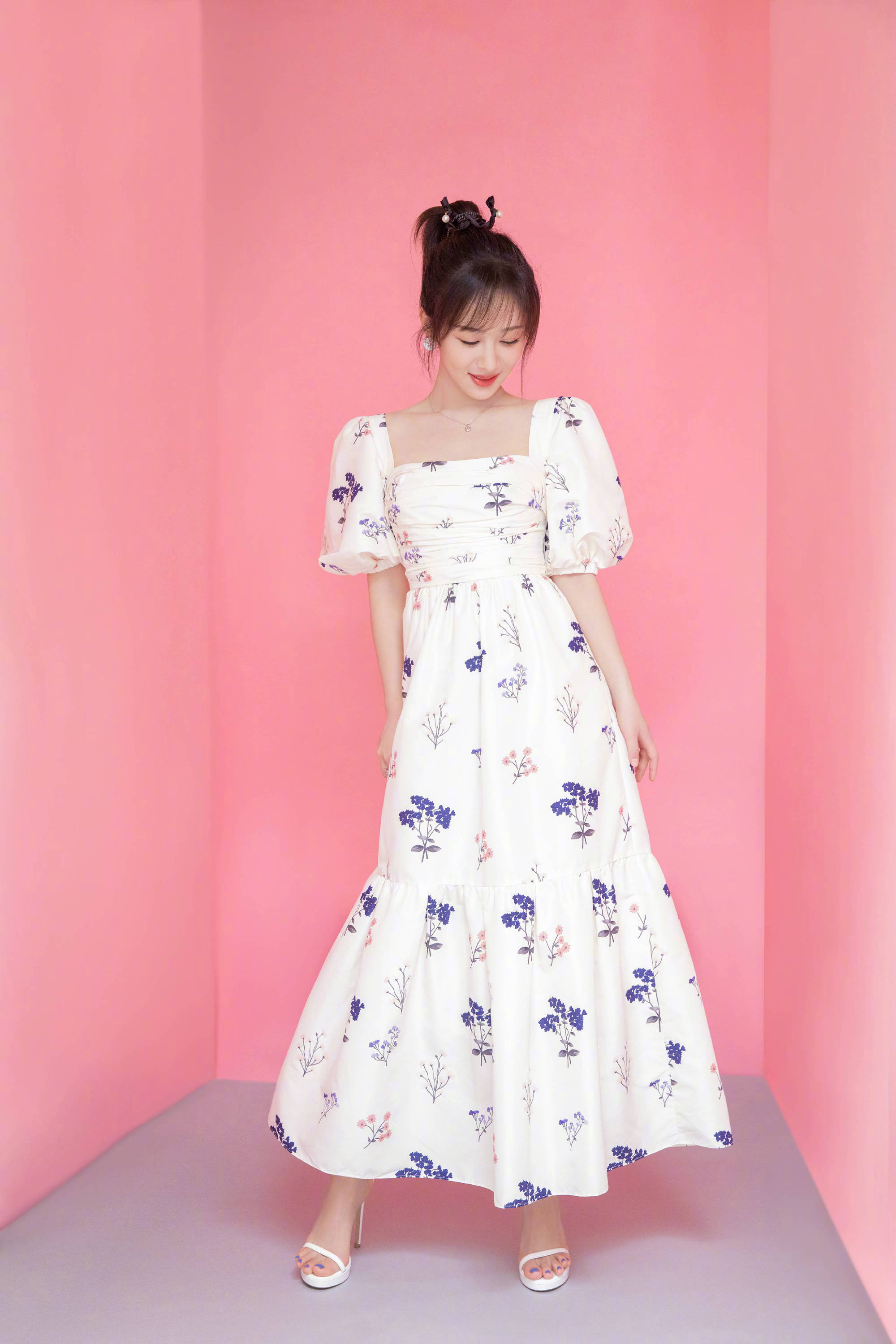 杨紫穿白色印花长裙拍写真 青春靓丽浅笑迷人