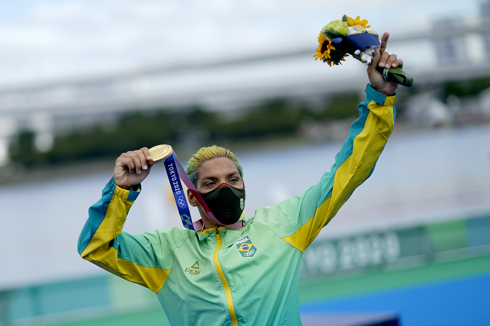 摘掉脾脏,等待13年,她用两小时兑现梦想,挂上金牌|库尼亚|巴西|游泳