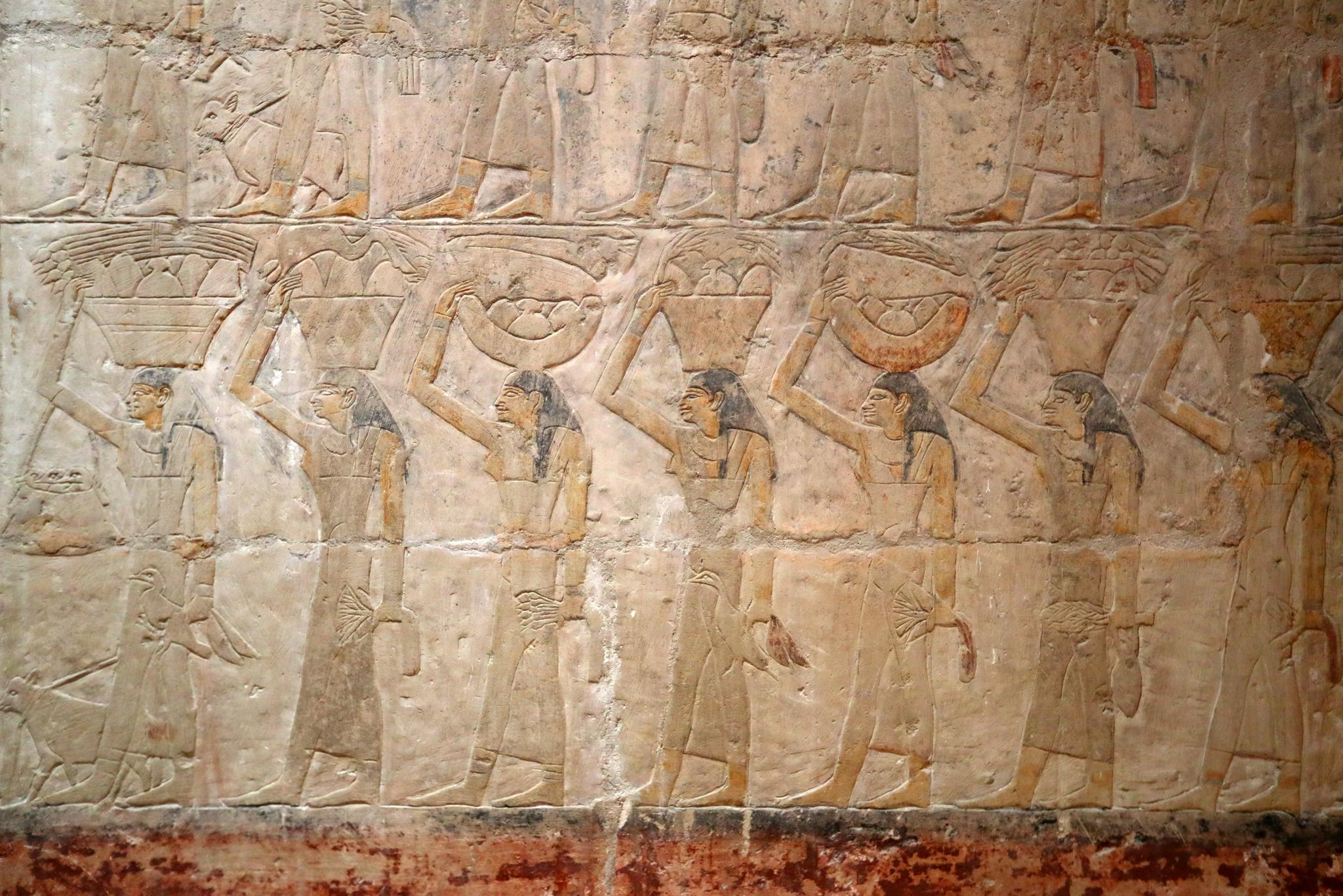 这是塞加拉地区一个官员墓内拍摄的彩绘浮雕壁画和墓主人雕像.