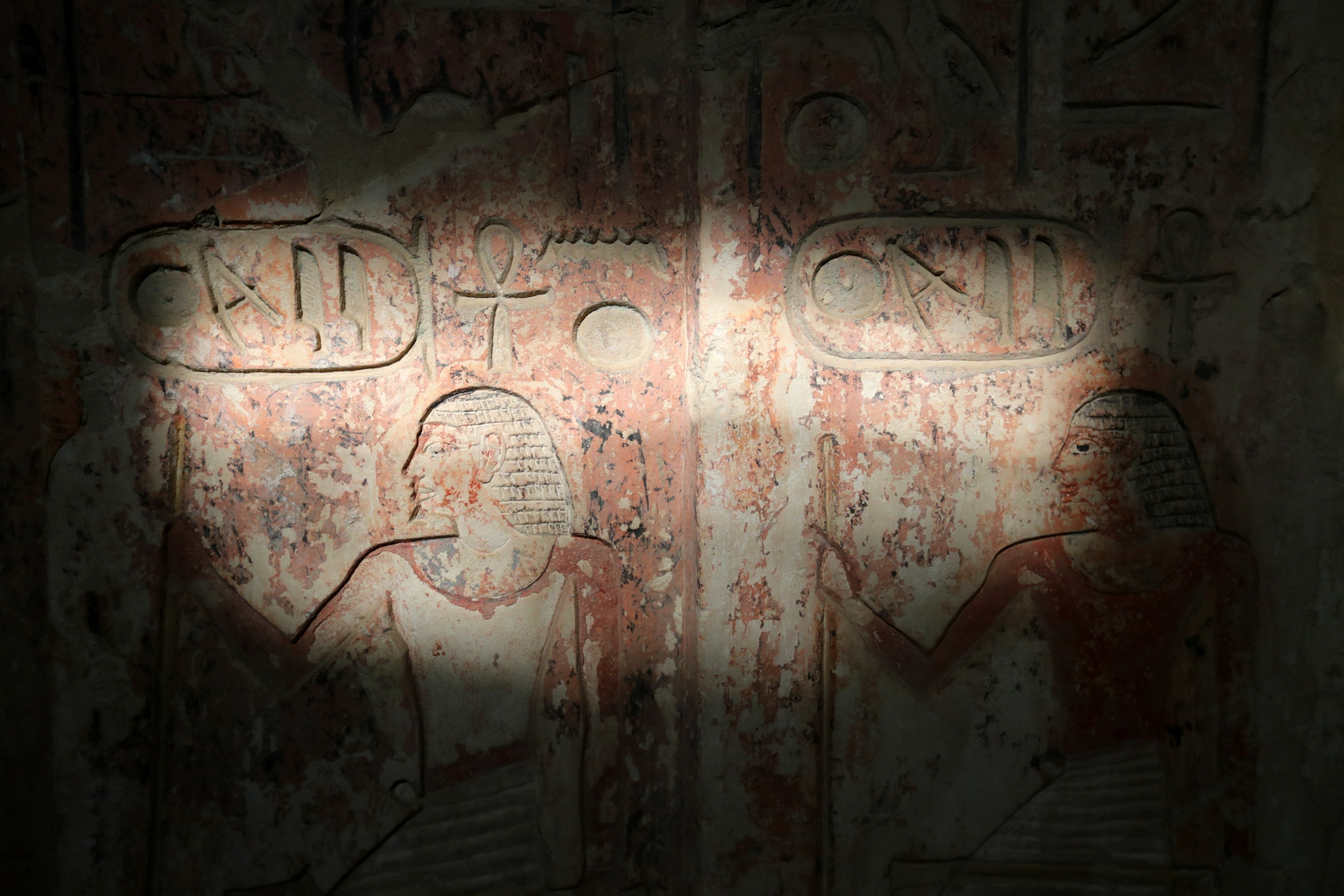 该地现时仍屹立着最古老金字塔——阶梯金字塔,它于公元前27世纪建成.