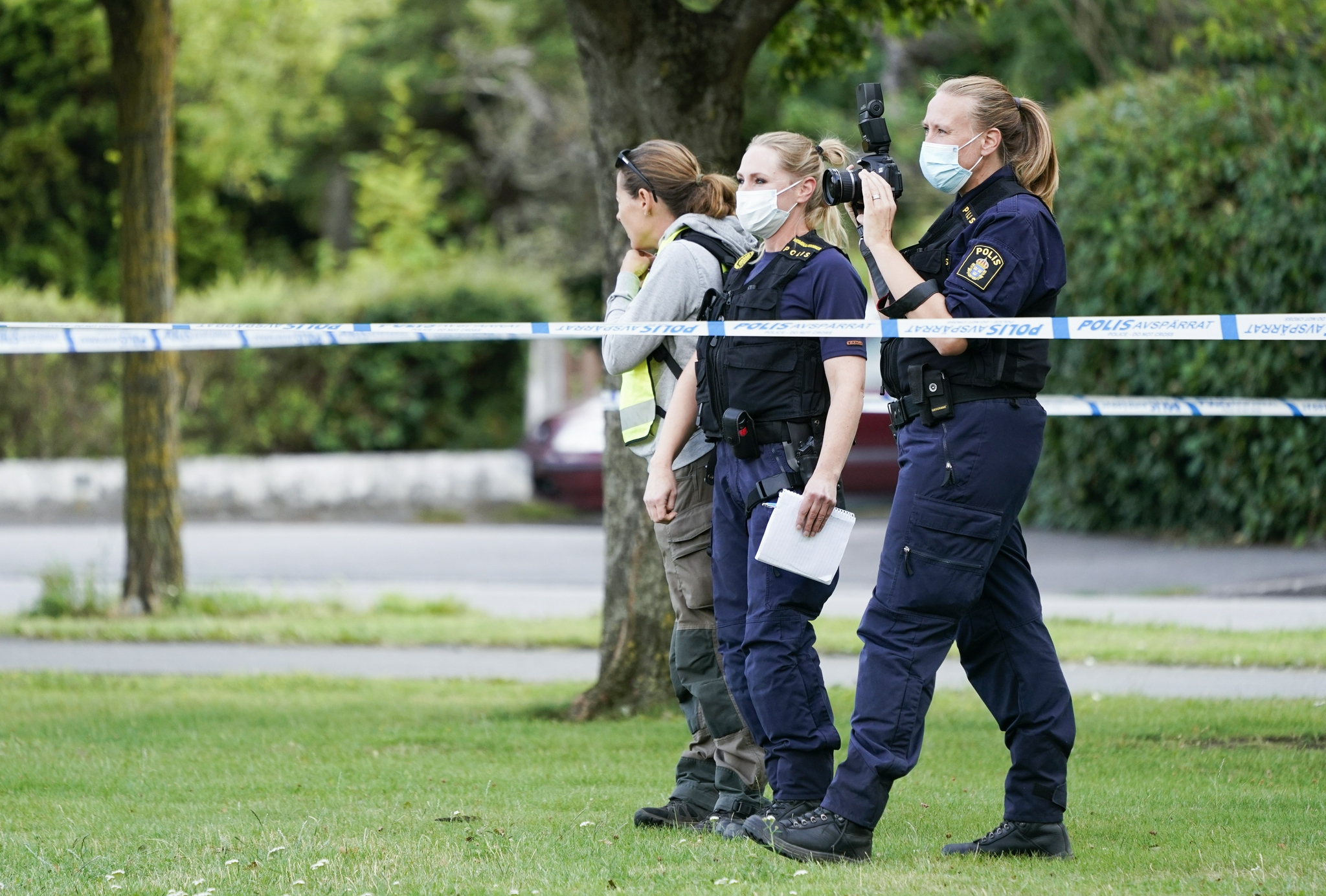 8月3日,警察在瑞典克里斯蒂安斯塔德的枪击现场执勤.