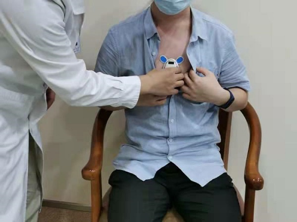 图说:“基于互联网+智能可穿戴心电设备与AI心电诊断技术的居家心电监测系统”可实现全天候智能监护 采访对象提供