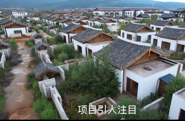 李亚鹏雪山小镇现状曝光里面空无一人杂草丛生遍布烂尾楼