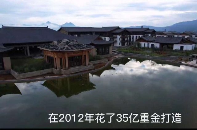 李亚鹏雪山小镇现状曝光里面空无一人杂草丛生遍布烂尾楼