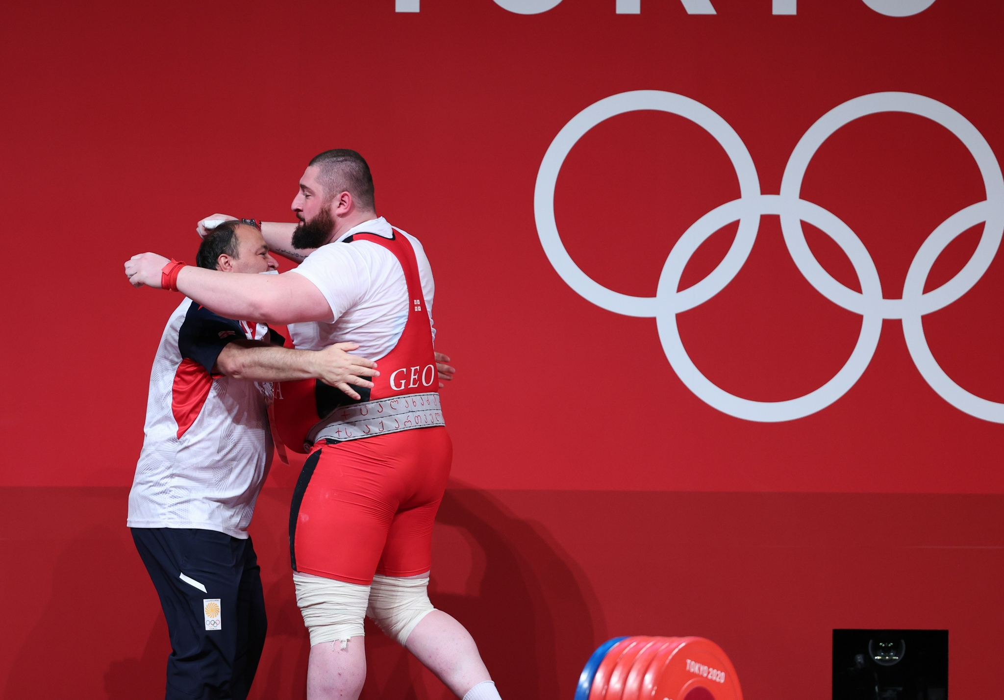 新华社记者 杨磊 摄8月4日,季军叙利亚选手阿萨德在颁奖仪式上亲吻