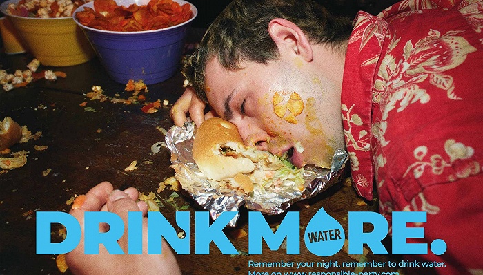 卖酒的保乐力加的新广告让你多喝水少喝酒
