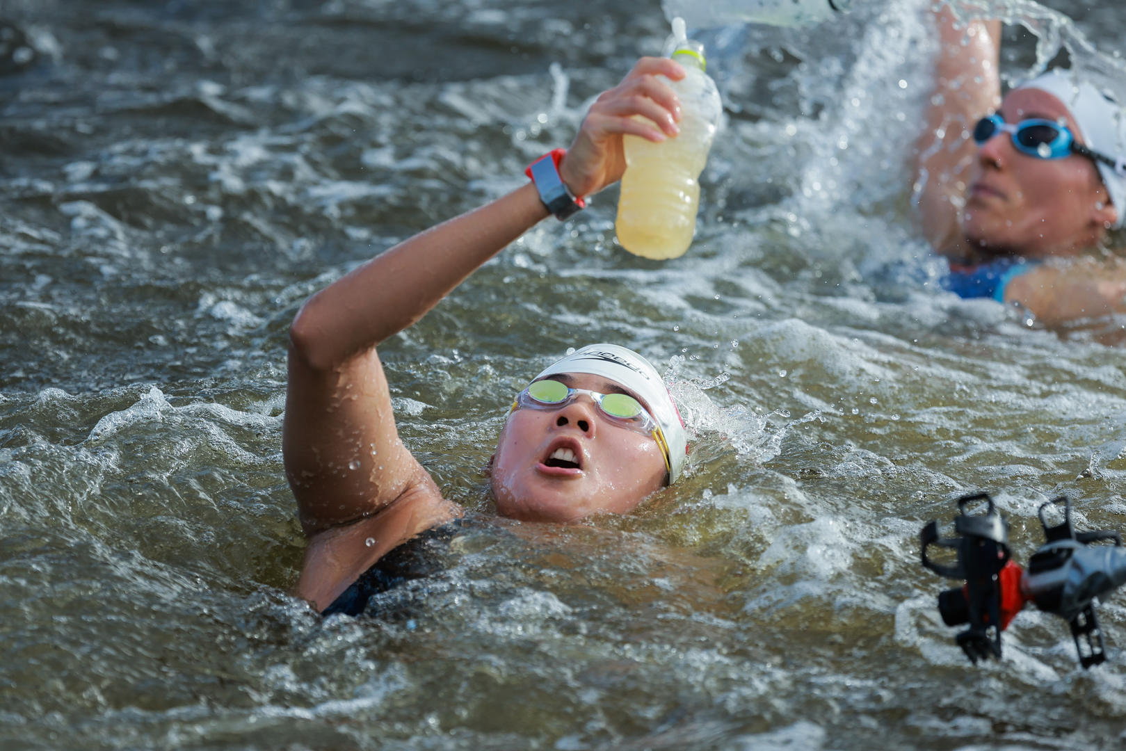 当你清晨醒来,她已经游完10公里 辛鑫,中国马拉松游泳的"启明星"