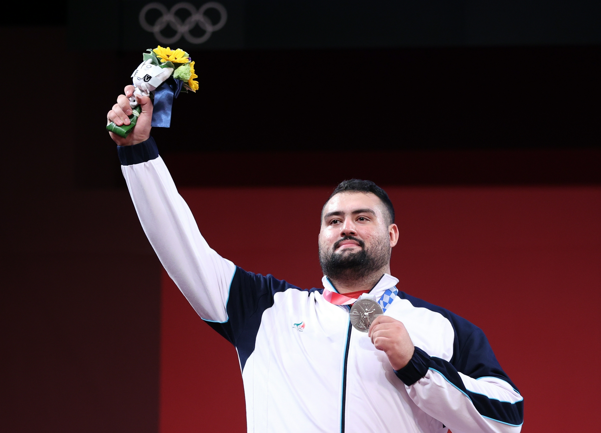 8月4日,季军叙利亚选手阿萨德在颁奖仪式上亲吻铜牌.