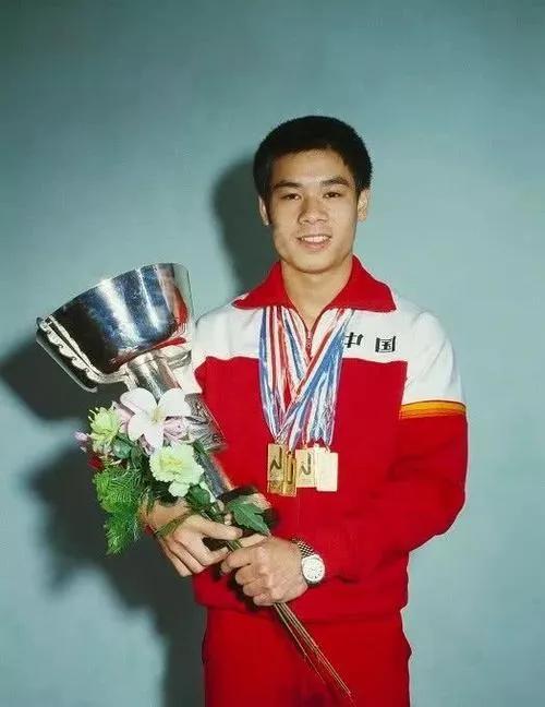 1984年洛杉矶奥运会中,李宁拿下3枚金牌,后来又拿下14项世界冠军,被誉