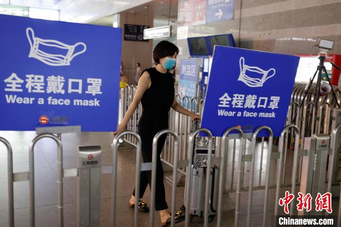 上海地铁进站必测温全程必戴口罩