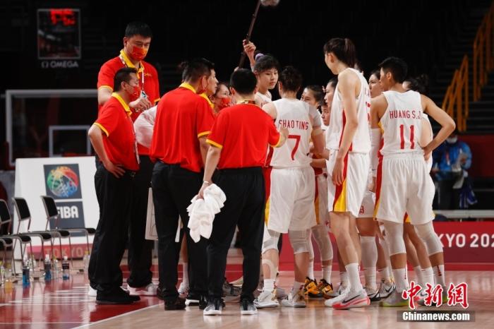 当地时间8月4日，中国队主教练许利民等布置战术。当日，在东京奥运会女子篮球1/4决赛中，中国女篮70：77不敌塞尔维亚女篮，止步八强。 中新社记者 韩海丹 摄