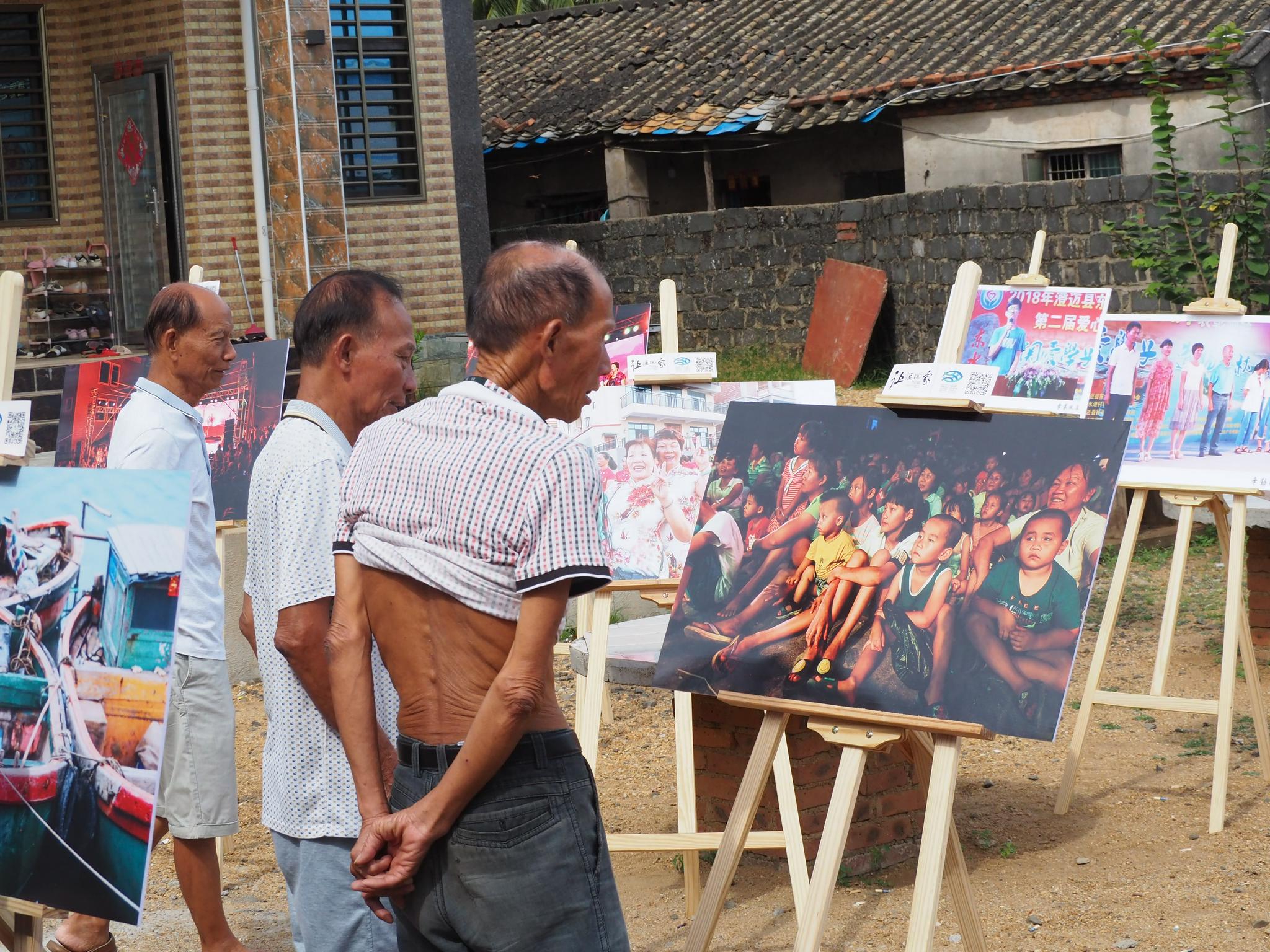 澄迈东水港，村民正在观看影展。陶兴图