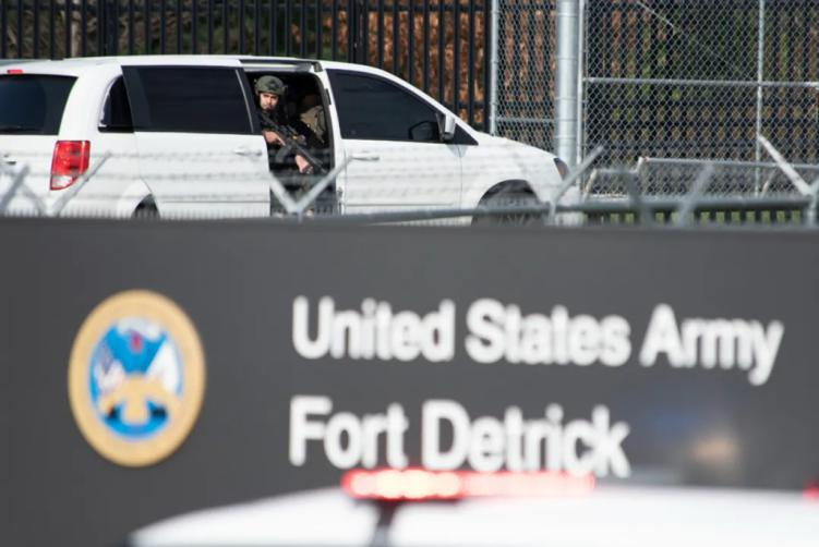 资料图片：4月6日，特警人员准备进入美国马里兰州弗雷德里克市的德特里克堡军事基地。新华社/美联