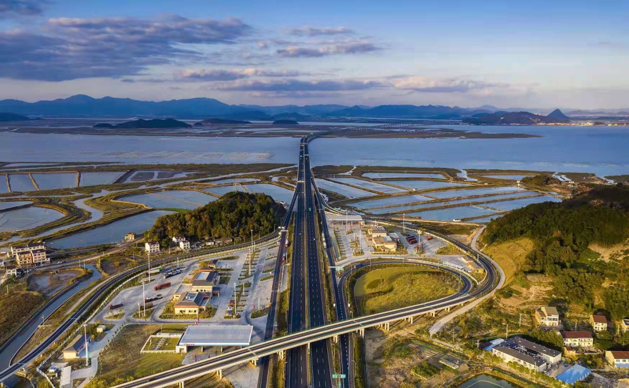 沿海高速三门服务区蓝色海湾畔的红色精神