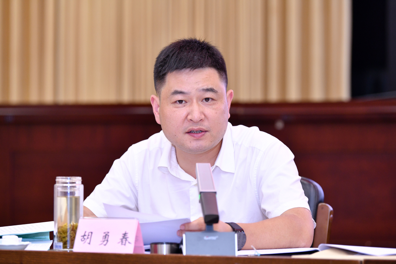 东阳市委副书记,政法委书记胡勇春汇报东阳市上半年社会形势情况和