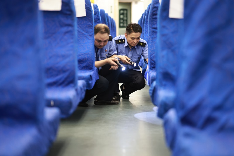 铁路列车守车人40高温下作业