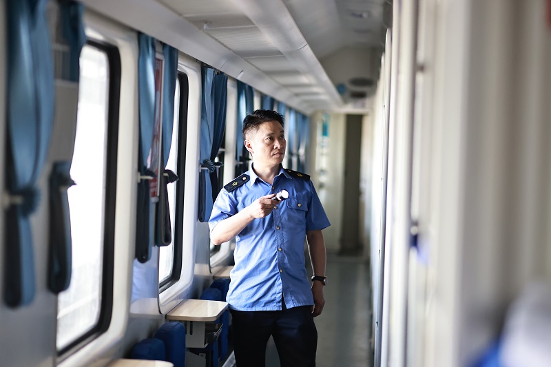 铁路列车"守车人" 40℃高温下作业