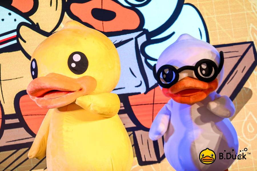 00后奥运双金得主杨倩青睐的小黄鸭为何能火15年？创始人许夏林揭秘休闲区蓝鸢梦想 - Www.slyday.coM