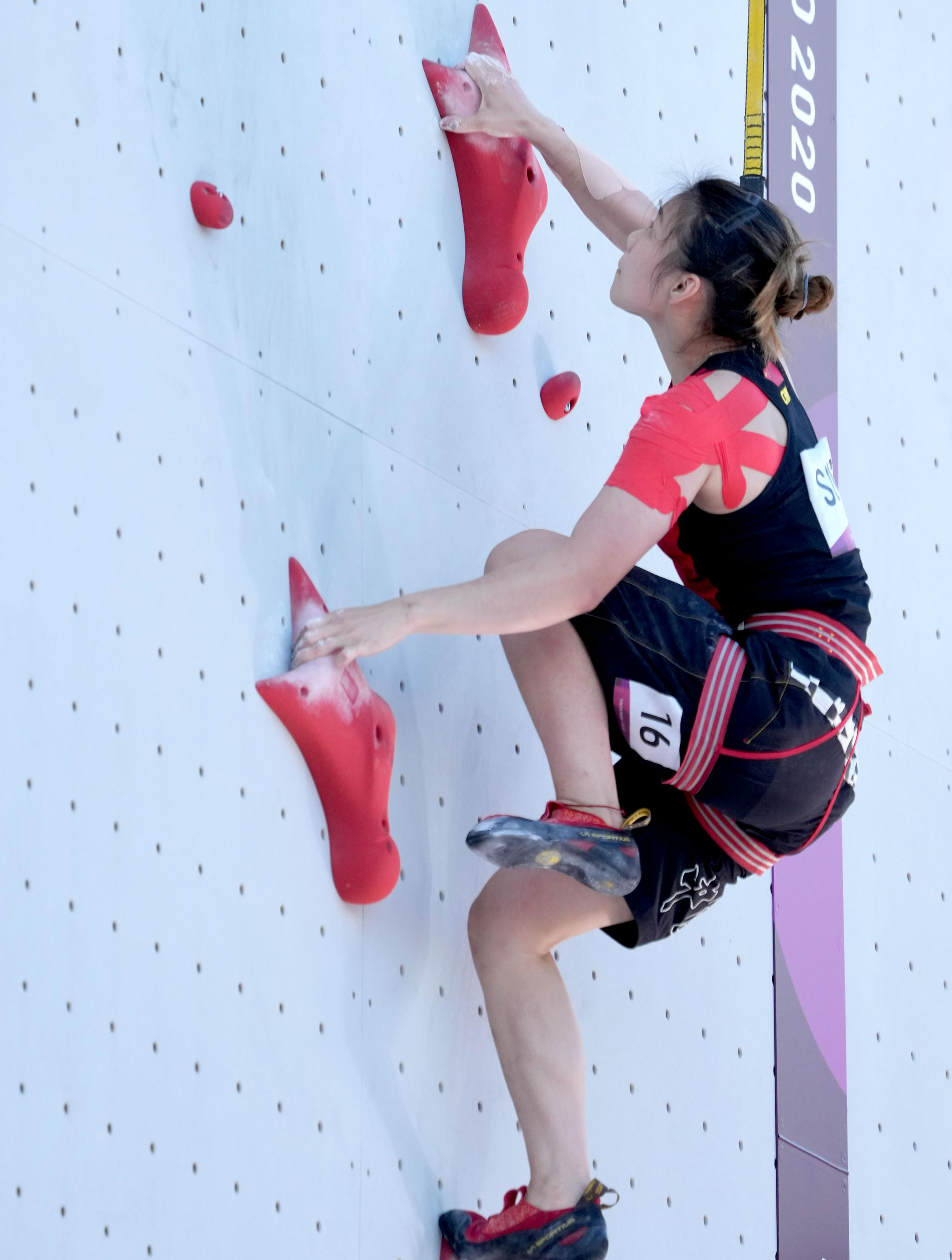 8月4日,中国选手宋懿龄在攀岩攀石项目的比赛中.