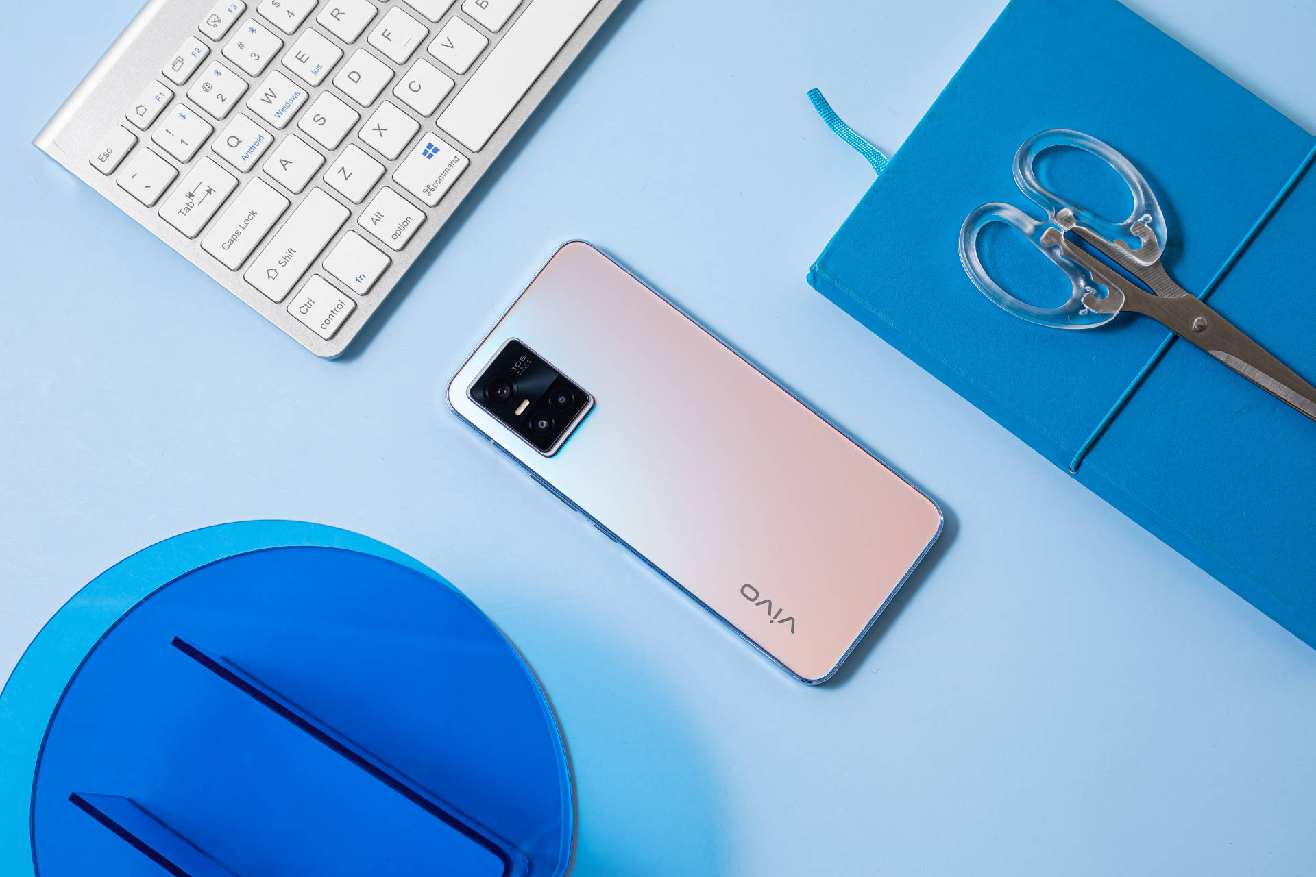 而且,vivo s10系列的绮光焕彩颜色多变,可以是淡蓝,可以是淡粉,可以是