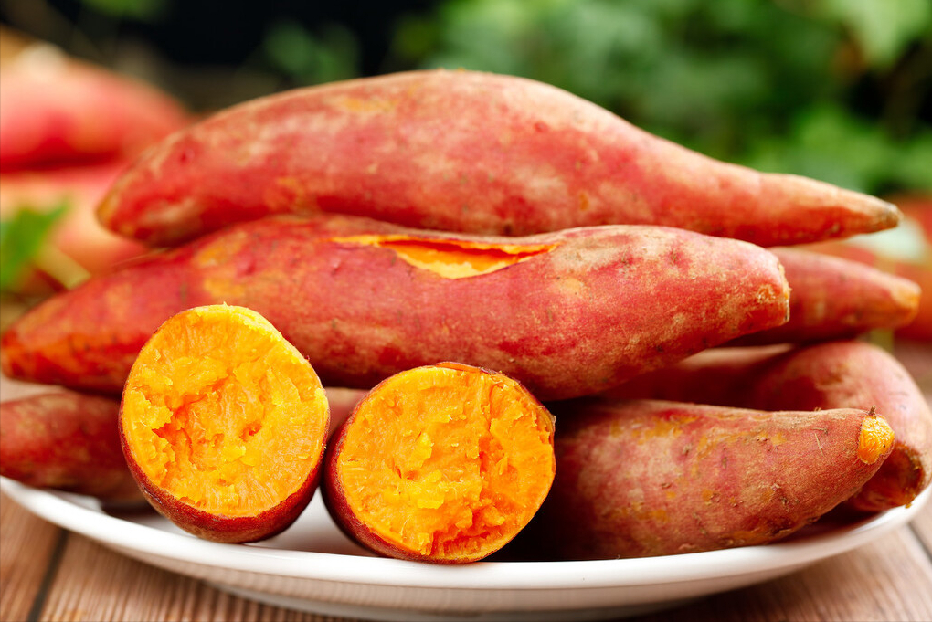 蒸红薯,直接上锅是不行的,牢记3个小窍门,红薯更香甜更绵软