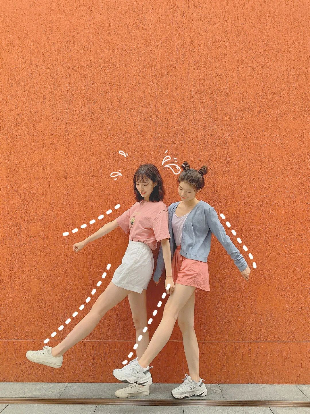 做一个两手反手托下巴的姿势,配合嘟嘟嘴这样的动作,也很俏皮可爱好看