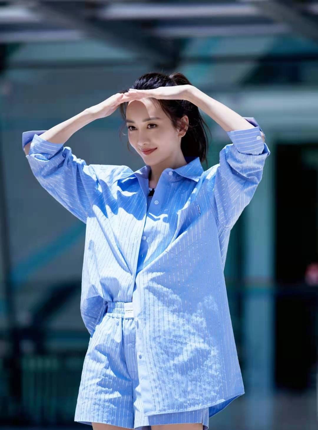 王鸥好身材真任性,穿中性西装帅气显独立,叉开腿坐气质很大佬|王鸥