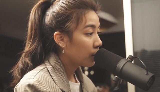 巫启贤21岁女儿宣布出道身材完美酷似老爸吕良伟辛晓琪送祝福