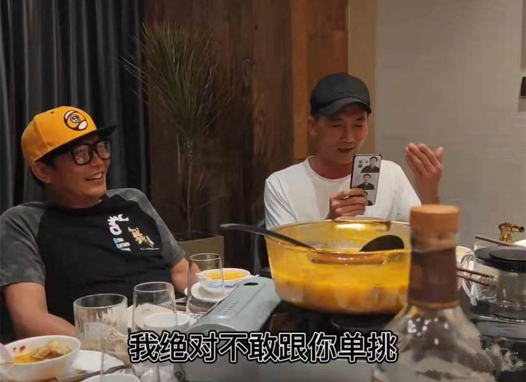 钱小豪与好友邹兆龙聚会,十指紧扣嘟嘴献吻对方,相识30年感情好