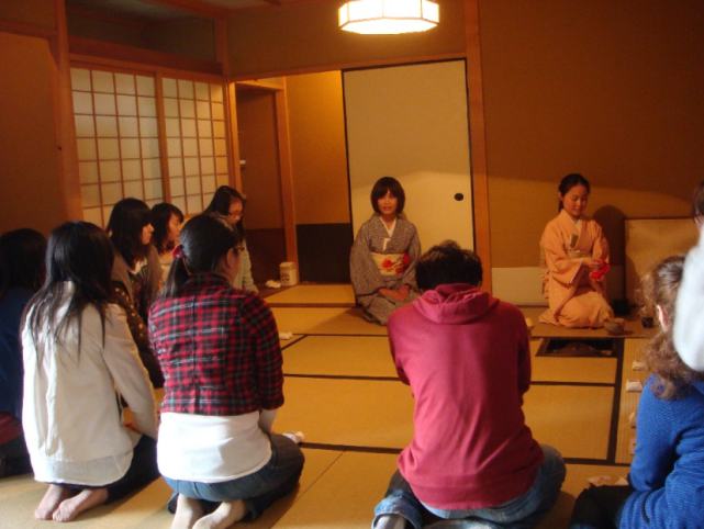 日本人喜欢跪式服务,她们不会觉得累吗?