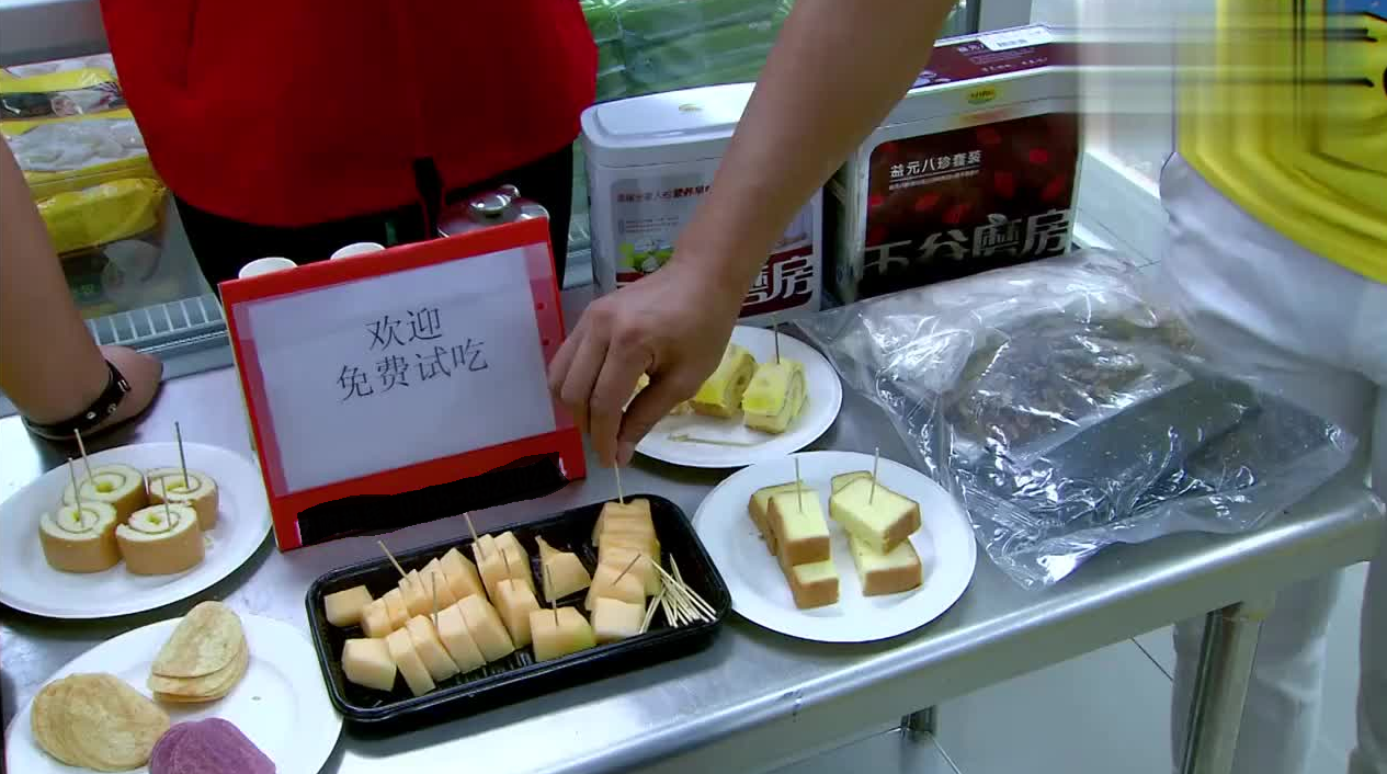 奶奶每天带孙子吃"霸王餐",白嫖超市试吃,超市的做法很机智