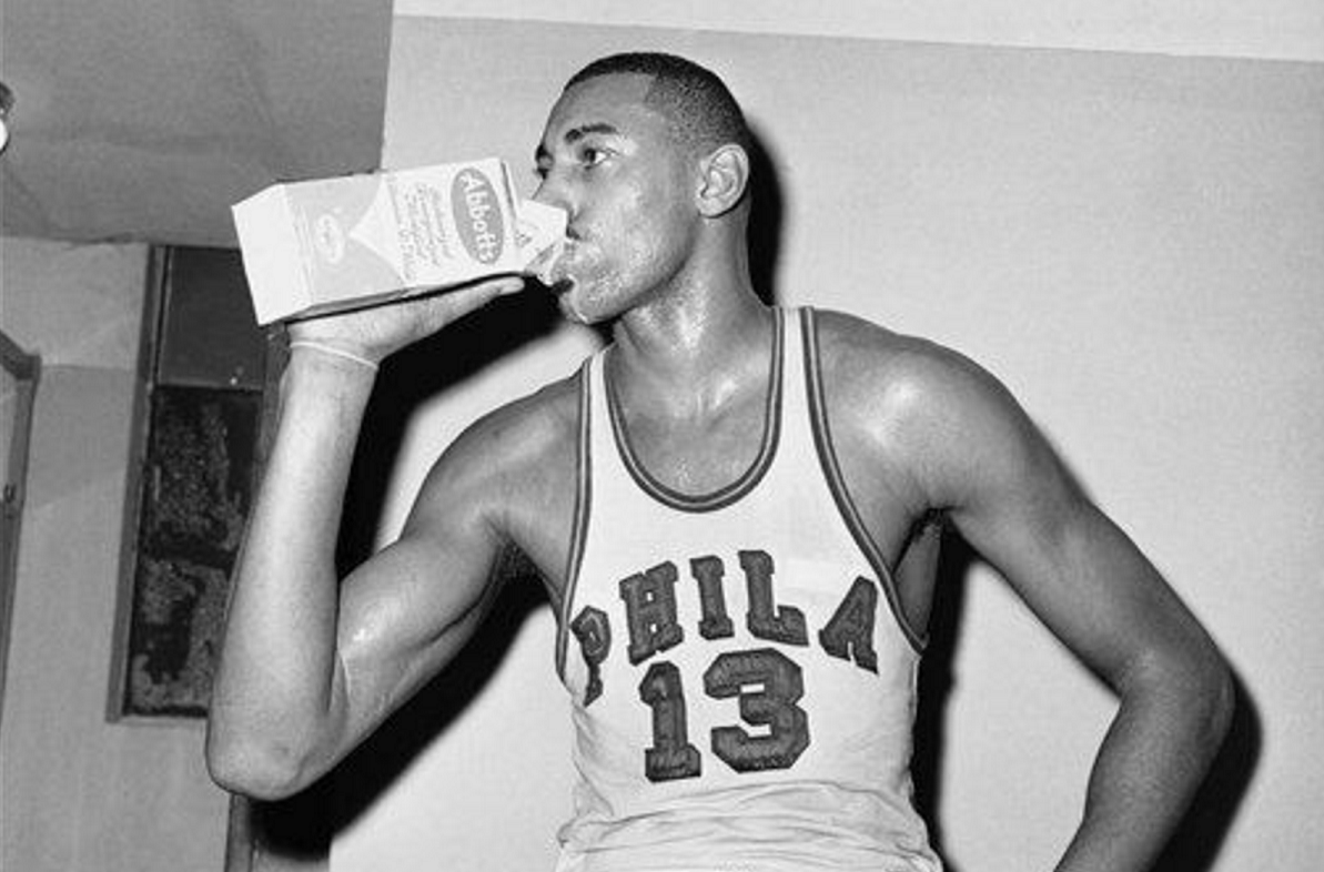 9,张伯伦1992年入选nba,生涯19个赛季拿到了4次冠军,场均23.7分10.