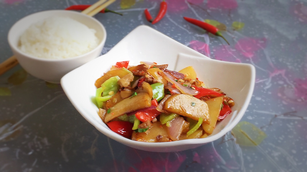 洋葱炒土豆片一道喜欢吃焦香土豆片的朋友不可错过的美味