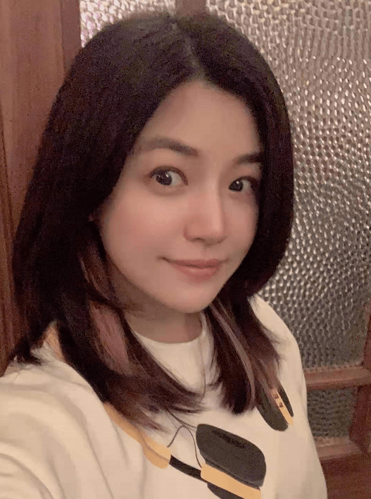 38岁陈妍希晒怼脸拍素颜超耐打瞪眼卖萌用力过猛被吐槽认不出