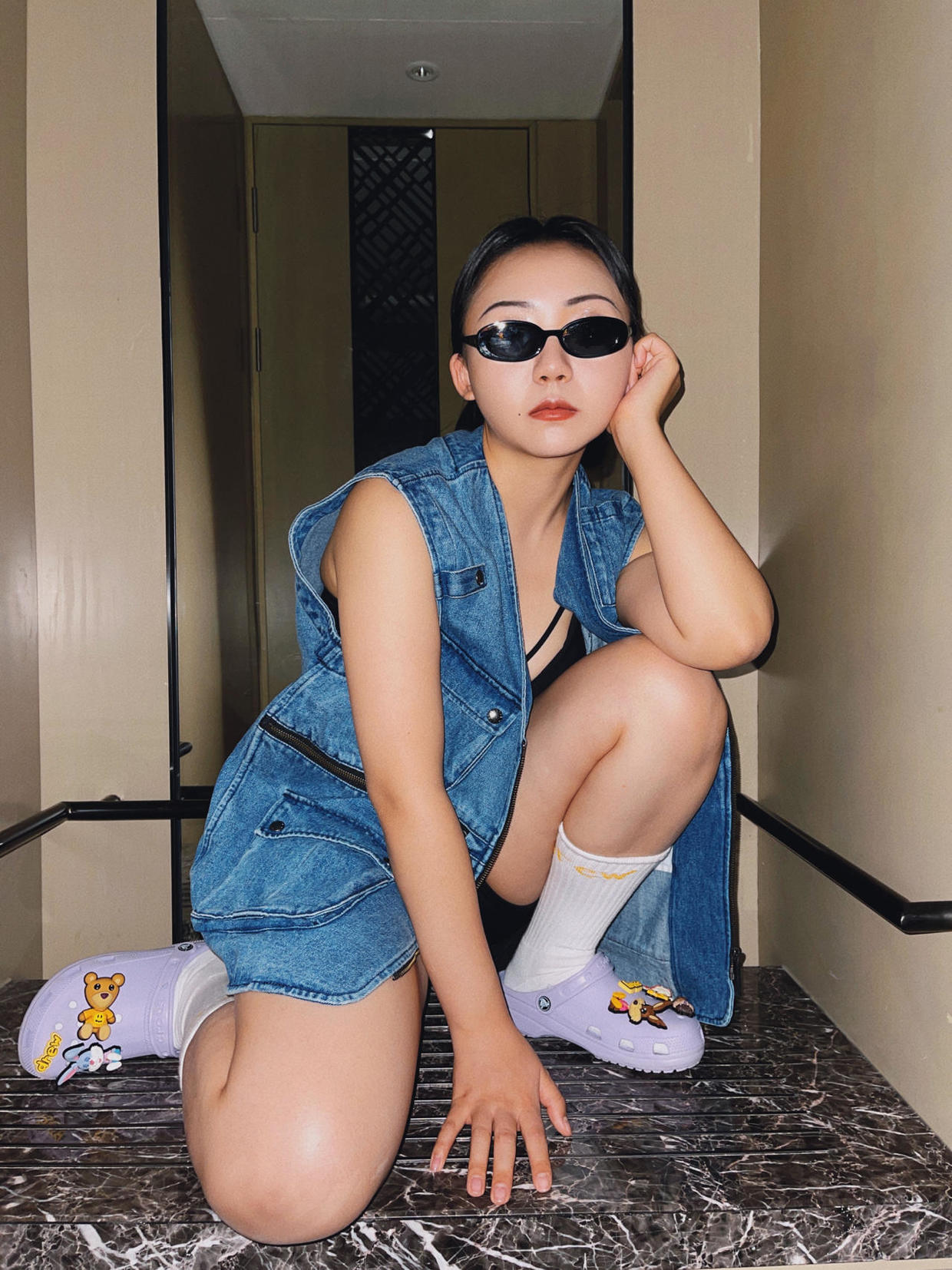 辣目洋子穿出微胖美精髓穿牛仔外套配黑色内衬怪洋气的