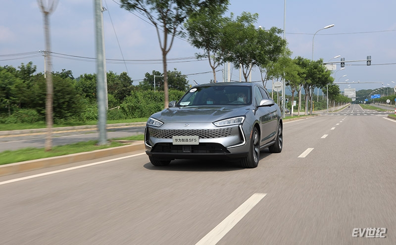 动力十足的增程式suv 试驾赛力斯华为智选sf5